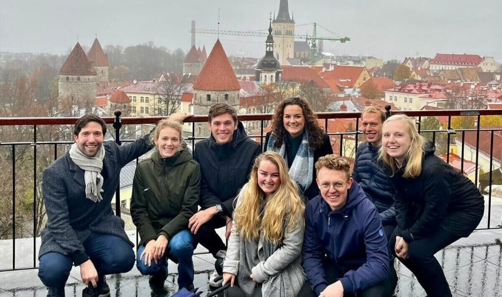 Foto van een deel van het team van The Next School tijdens een inspiratiereis naar Estland. Daar leerden we alles over de historie, de huidige status en actuele ontwikkelingen.